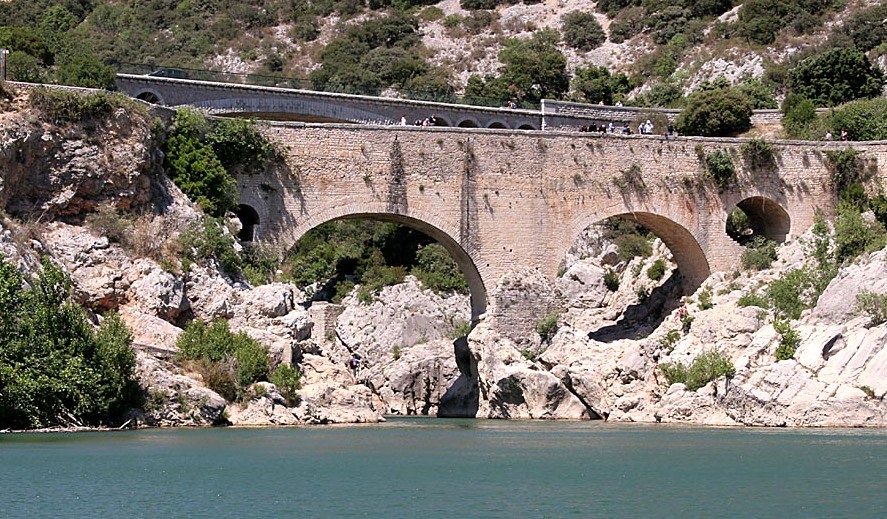 Der " Pont du Diable " über den Fluß Hérault